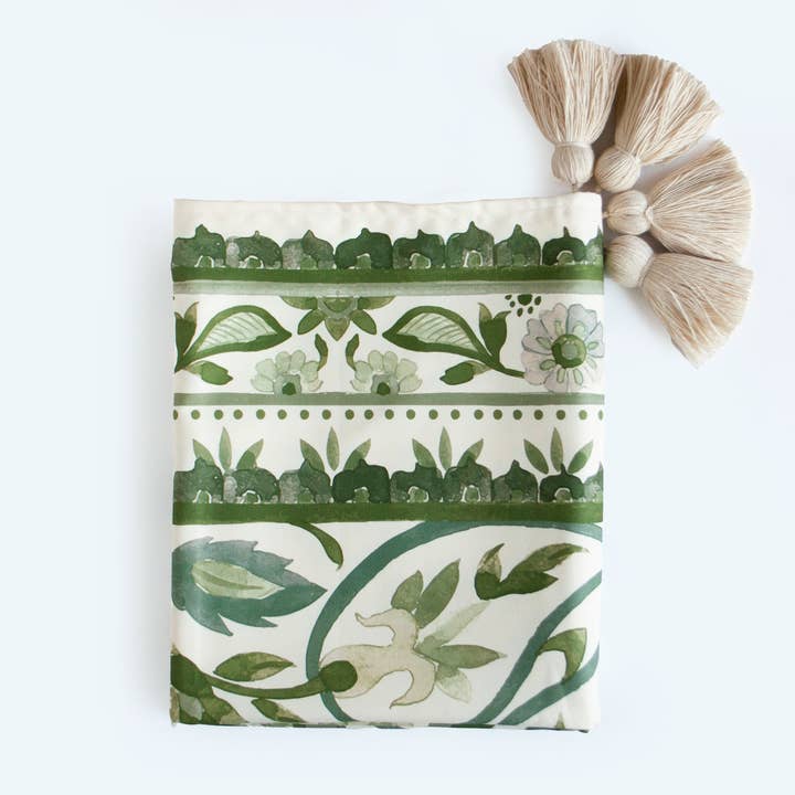 Chemin de table Jade pour la vente par OSLÉ HOME DECOR