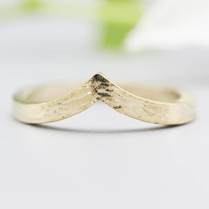 Bague en or 14 carats avec design de couronne et bande à texture bois pour la vente par Metal Studio Jewelry