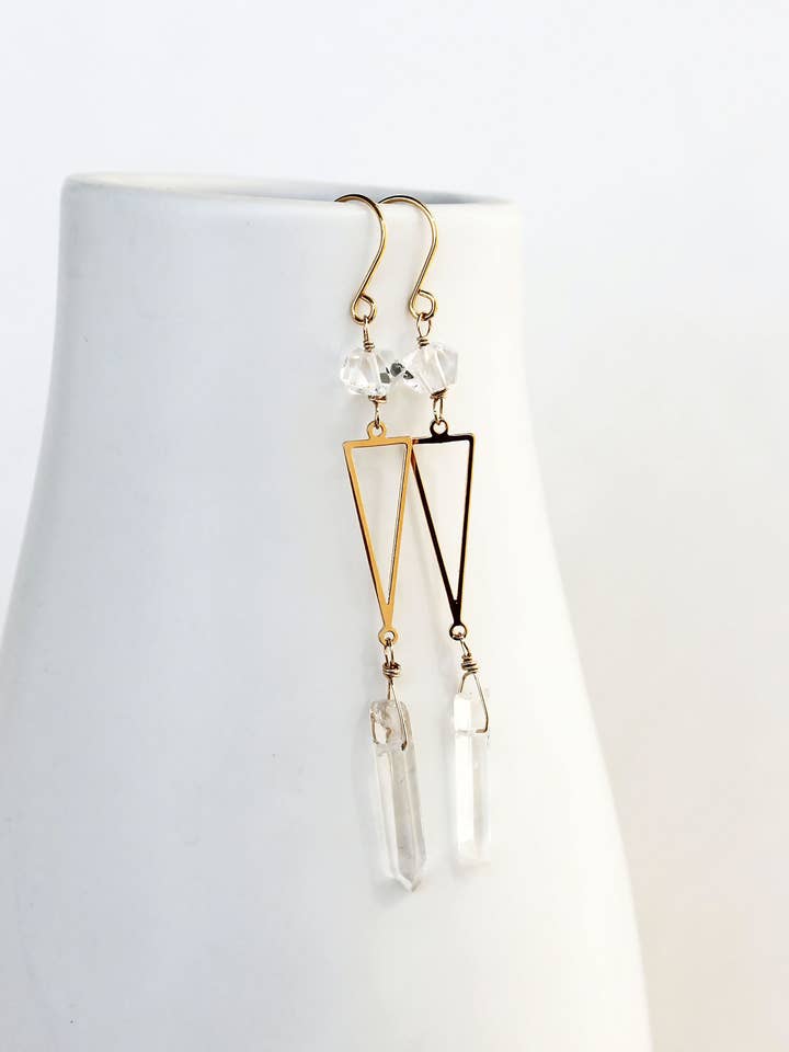 Boucles d'oreilles longues en triangle de cristal | Boucles d'oreilles bohèmes pour la vente par Laura Stark Designs