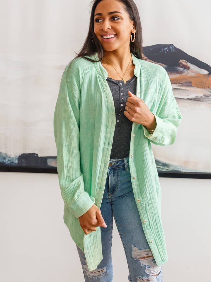 Corey Top mit Knopfverschluss in Vintage-Grün für den Großhandel von Bella Nova Style Co