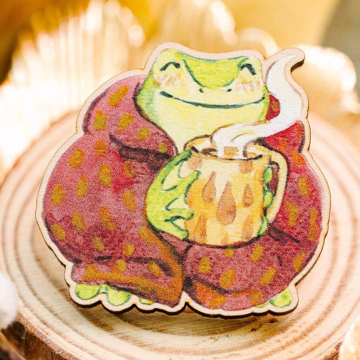 Cozy Frog - Épinglette en bois de 1,5 po pour la vente par Cottonbook