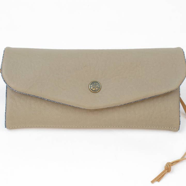 Portefeuille à trois volets en cuir pour femme pour la vente par Queen City Footwear