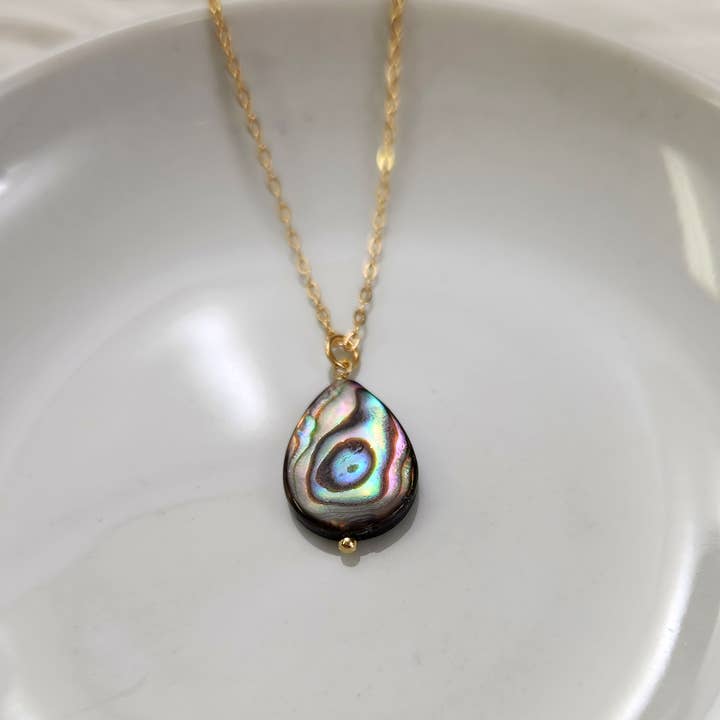 Pendentif en coquille d'ormeau sur collier chaîne en or avec breloque pour la vente par Edgy Petal Jewelry