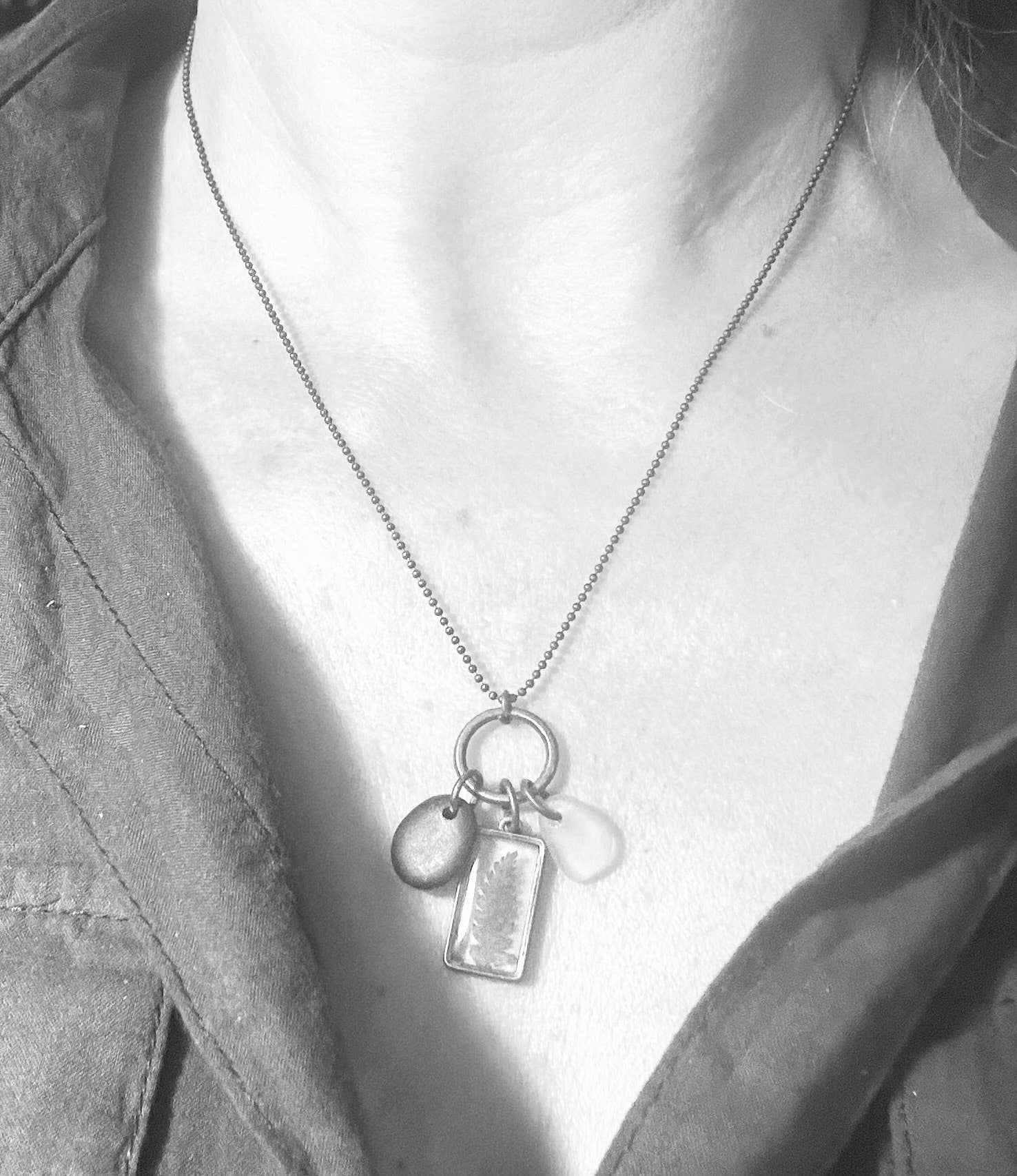 Suzanna Garrett Designs - Venta al por mayor Collares con colgantes/abalorios - Trío natural2