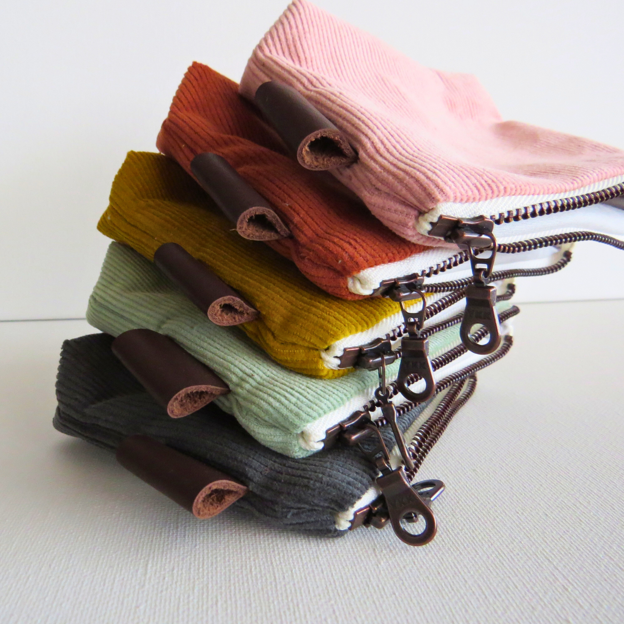 PaperFromHeaven - Vente Porte-monnaie – femme - Mini sac à fermeture éclair en velours côtelé arc-en-ciel • Petite pochette à fermeture éclair5