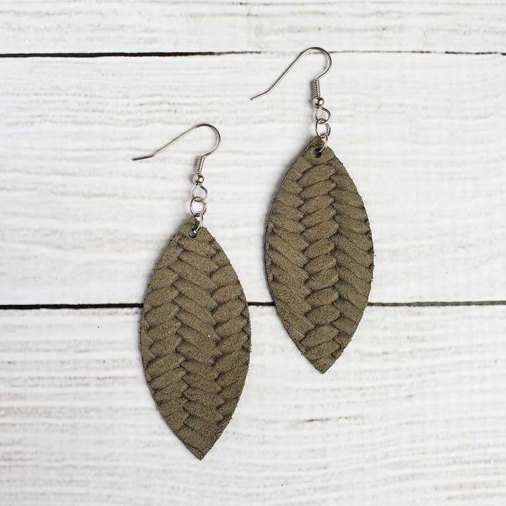 Olivgrüne geflochtene Leder Blütenblatt Ohrringe für den Großhandel von The Purple Chickadee
