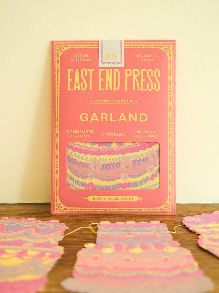 Gâteaux de célébration guirlande cousue pour la vente par East End Press