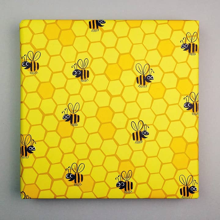 Enveloppe recyclée | Nid d'abeille pour la vente par Lisa Jones Studio