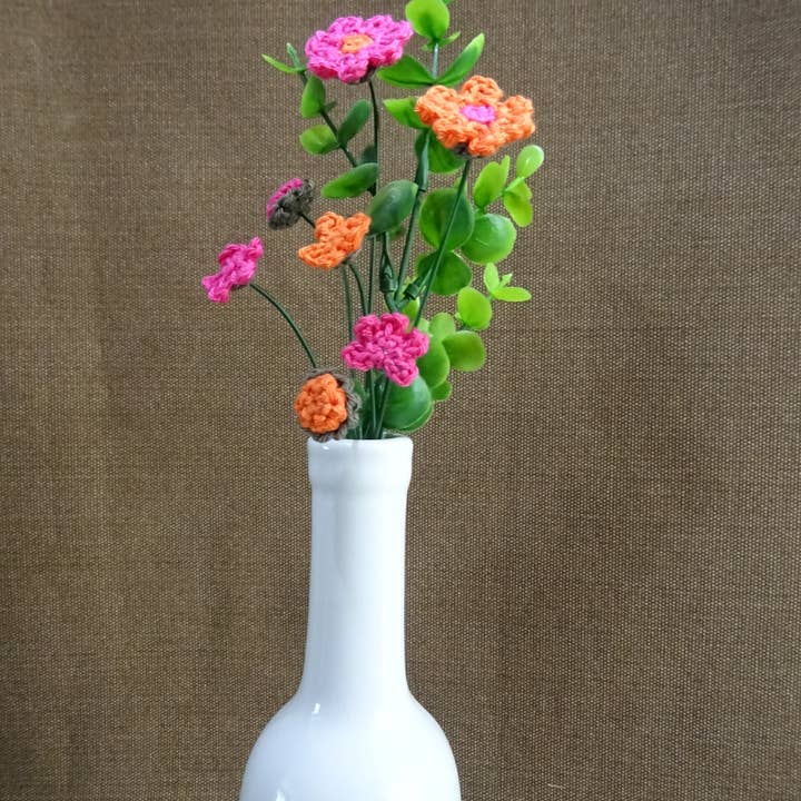 Bouquet de fleurs au crochet rose/orangé avec feuilles vertes pour la vente par Knuffelsenzo