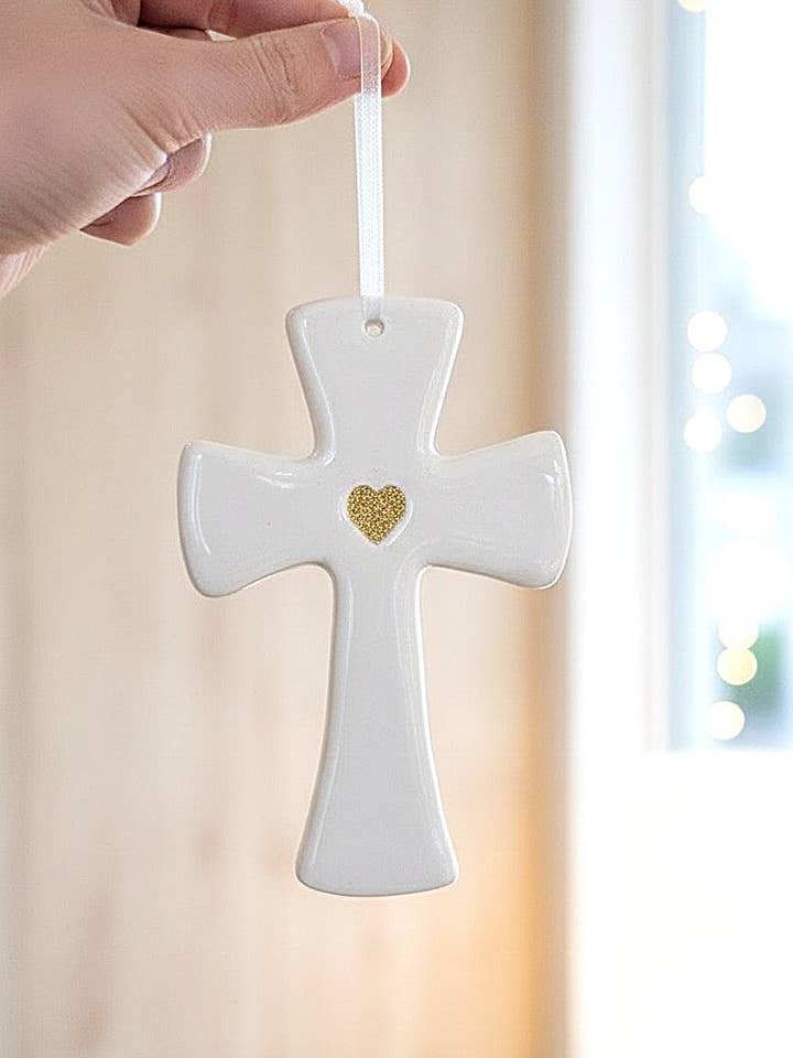 Håndlavet keramikkors med gyldent hjerte for engroshandel hos LES POTERIES DE SHAKTI