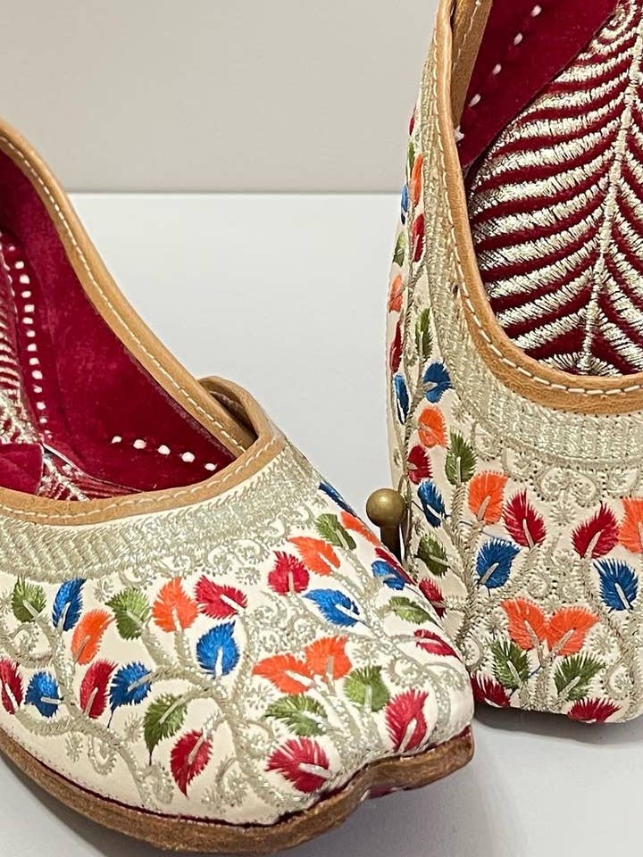 Urban Utsav – wholesale Flats – Women’s – Autumn Leaves Zari Jutti2