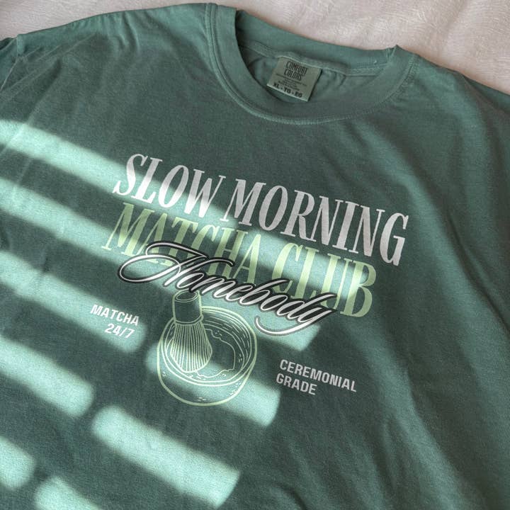 Camiseta Gráfica Moderna Oversized do Clube de Matcha da Manhã Lenta por atacado de Scarlet Sunday Design Co
