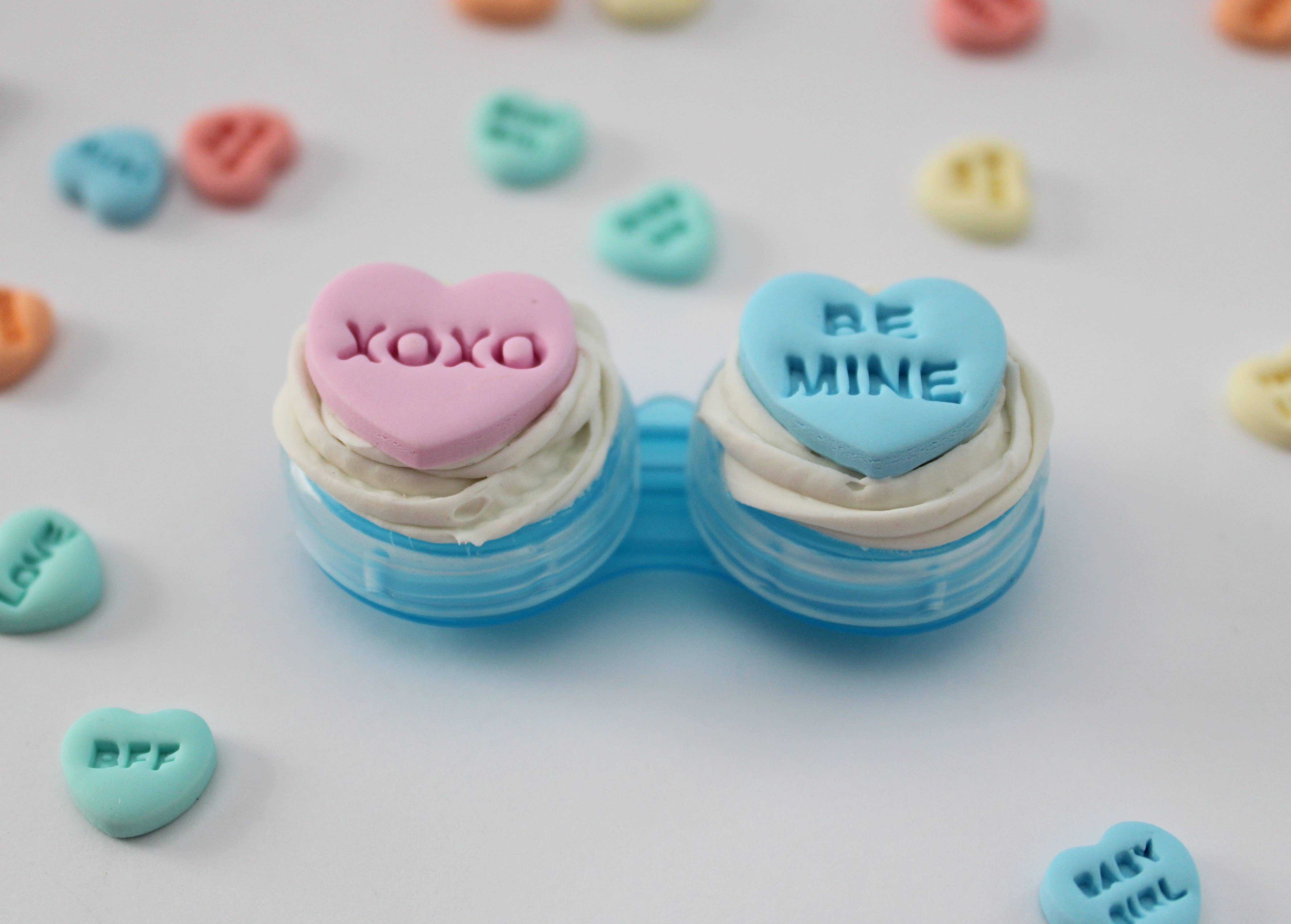 Sweets & Pearls – Großhandel Brillenetuis & -halter – Damen – Decoden Kontaktlinsenbehälter mit Polymer Clay Herzen5