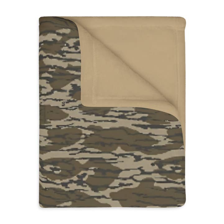 Grassy Creek Designs - Wholesale Throw Blanket - Mossy Oak Bottomland Camouflage Fleece Throw Blanket 50x60