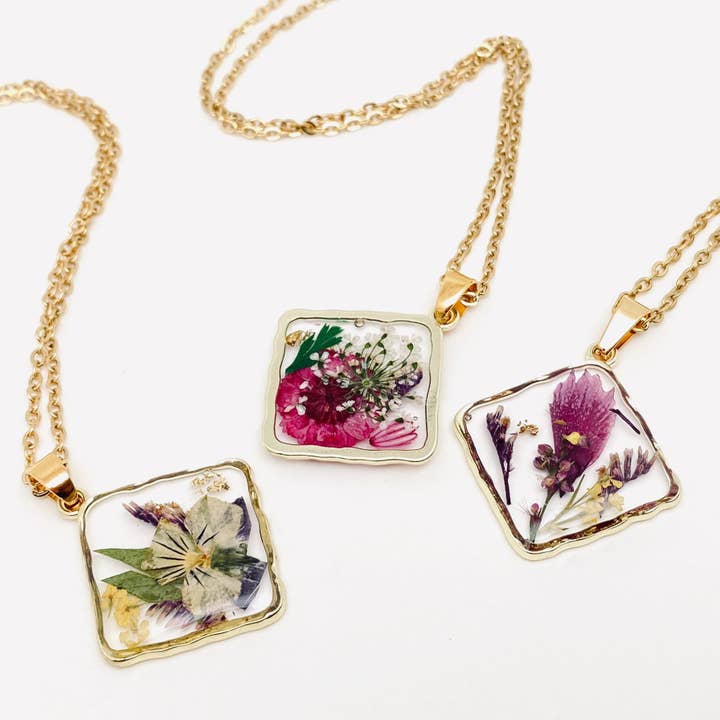 Mio Queena - Wholesale Pendant/Charm Necklace - Floral Square Pendant Pressed Dried Flowers Necklace - PDF