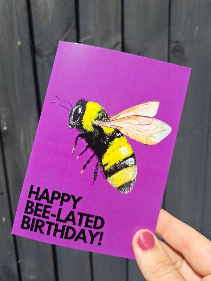 Feliz Aniversário Bee-Lated! Cartão de Aniversário por atacado de Liv Blandford Art