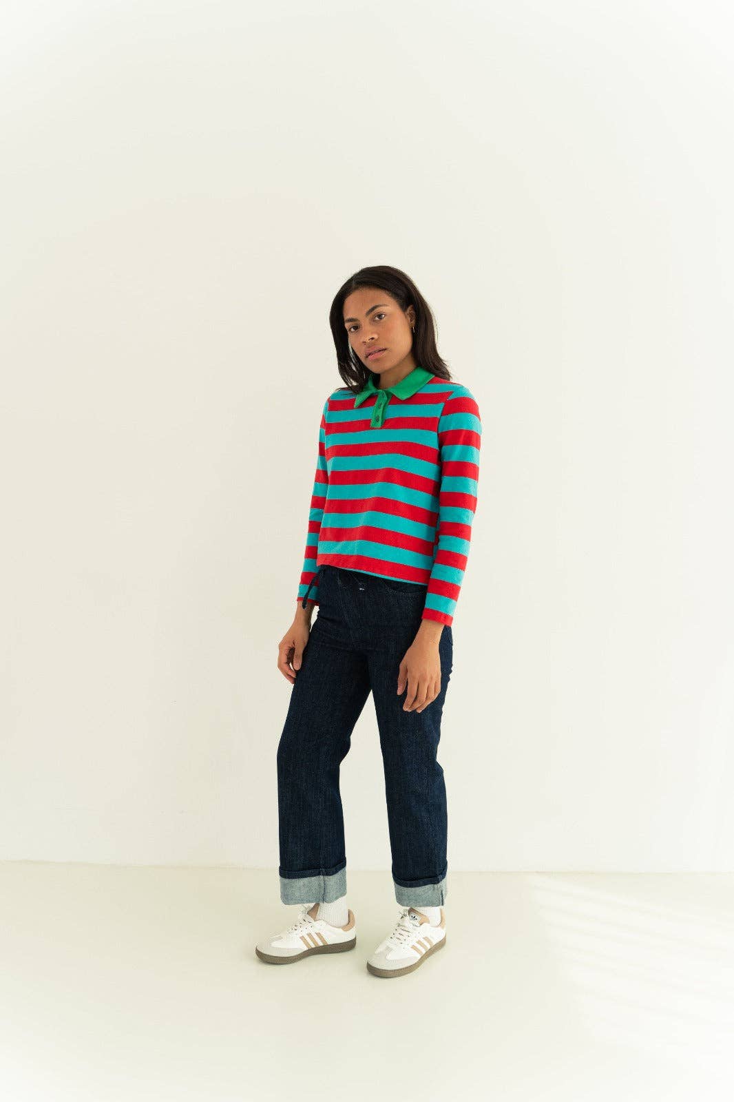 MindTraveler – Großhandel Poloshirt – Damen – Rotes und aquamarin gestreiftes Polo mit grünem Kragen2