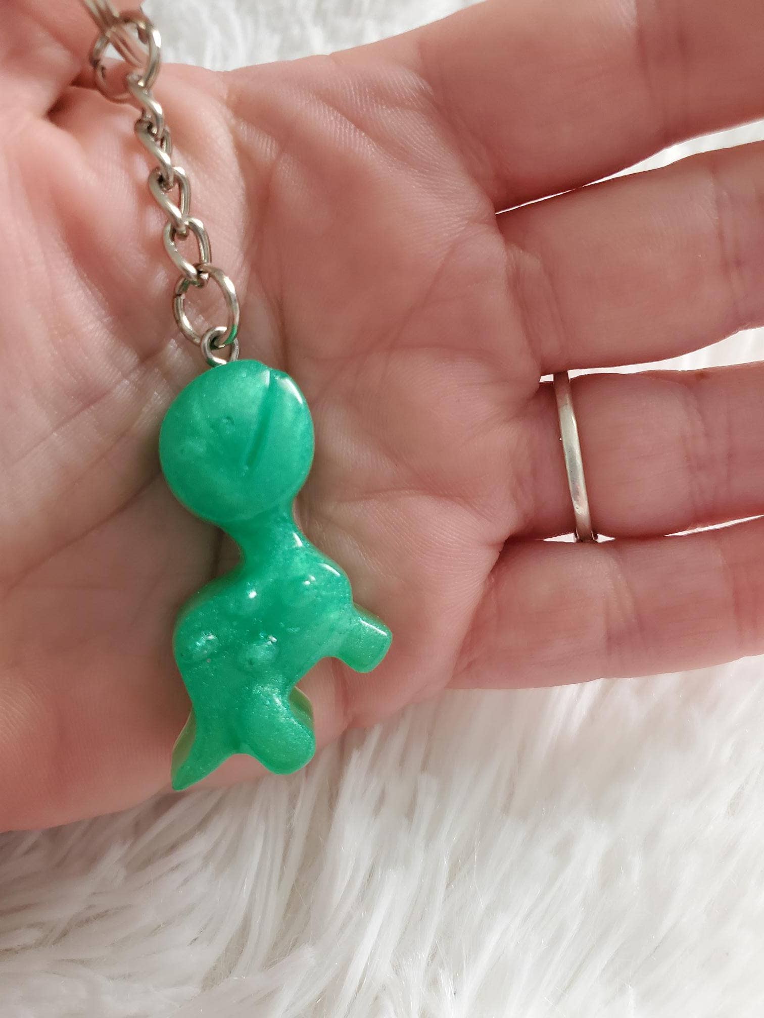 Tots And Tumblers Art - Venta al por mayor Llavero - Niños - Llavero de resina de dinosaurio, llavero tipo mochila7