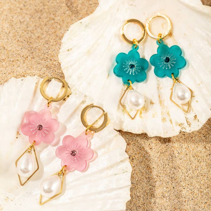 Pendiente Micro Huggie con Baño de Oro de 18K con Colgante de Perla, Flor y Piedra Preciosa para venta al por mayor de The Gifting Knot Ltd