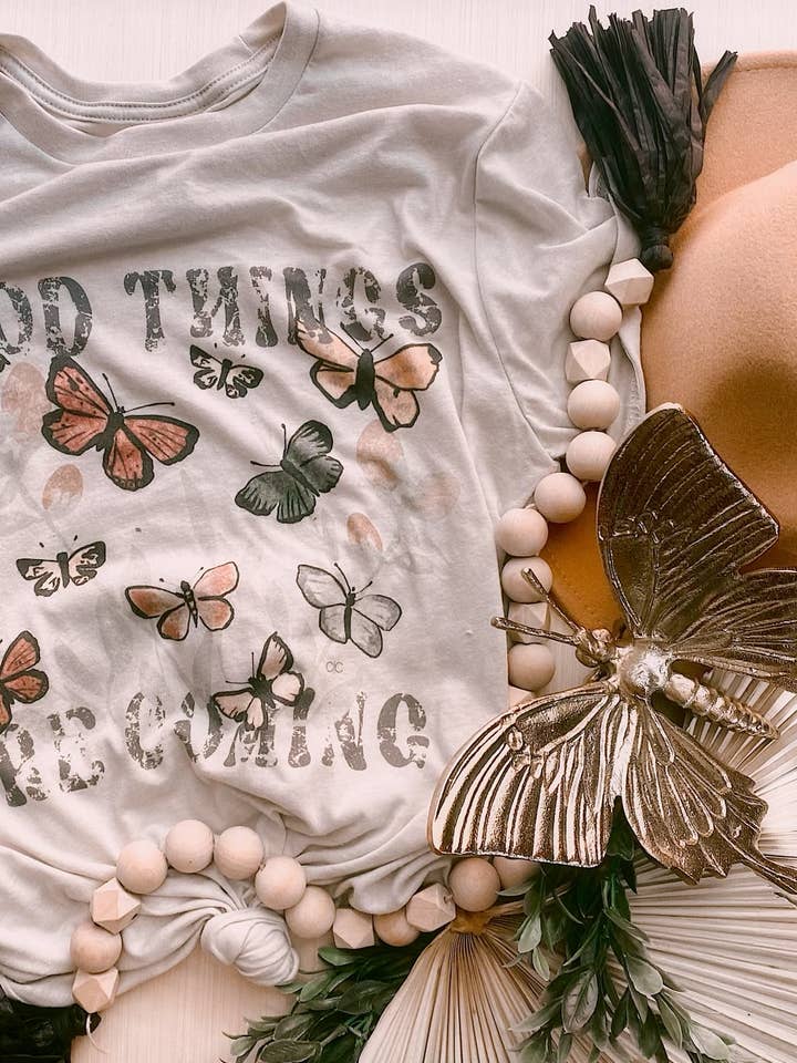 Maglietta grafica Good Things Are Coming per la vendita all'ingrosso da parte di Whitney | Chaudoin Creations