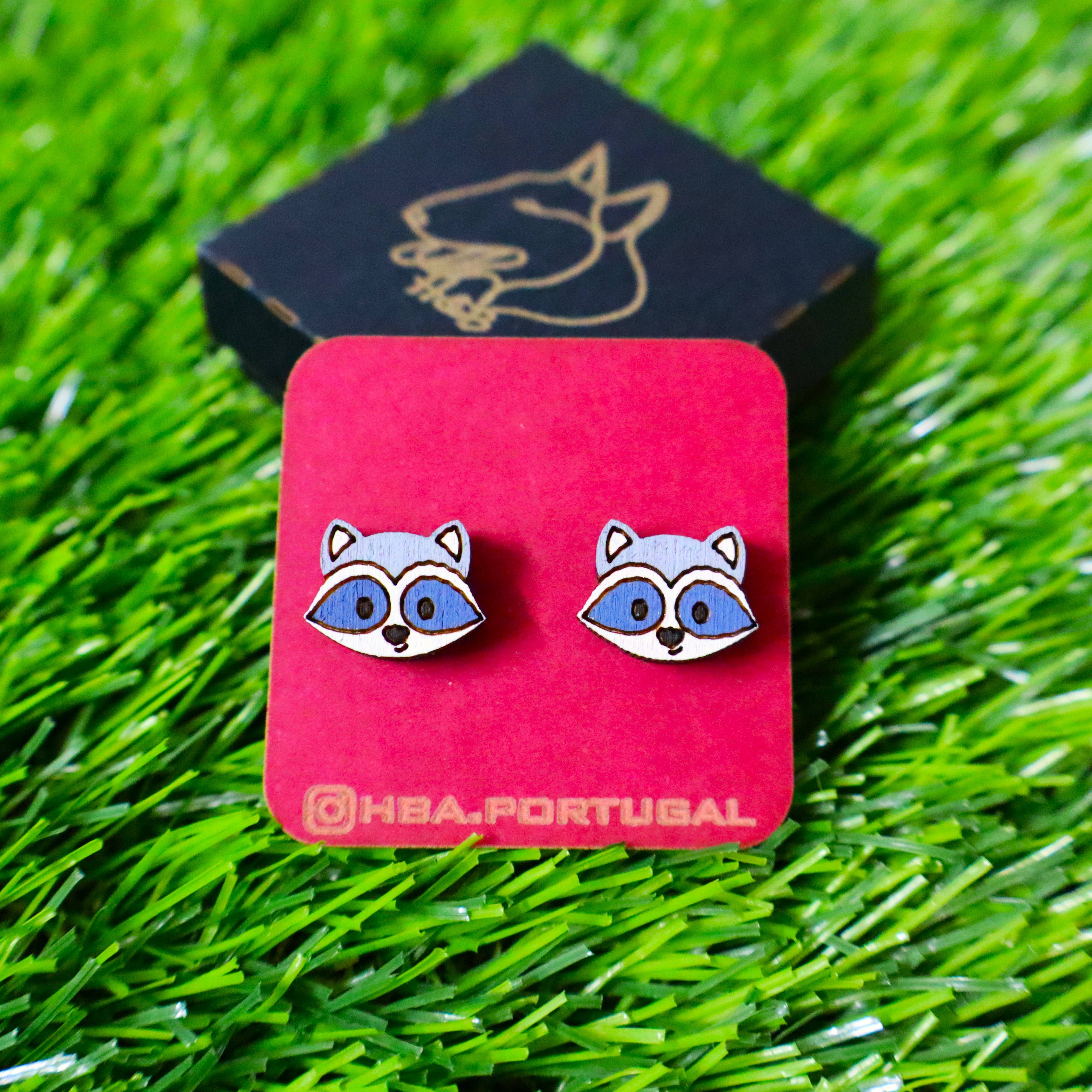 Herbs&Belles – Großhandel Ohrstecker – Bunte Waschbär-Ohrringe aus Holz, handgefertigter Holzschmuck1