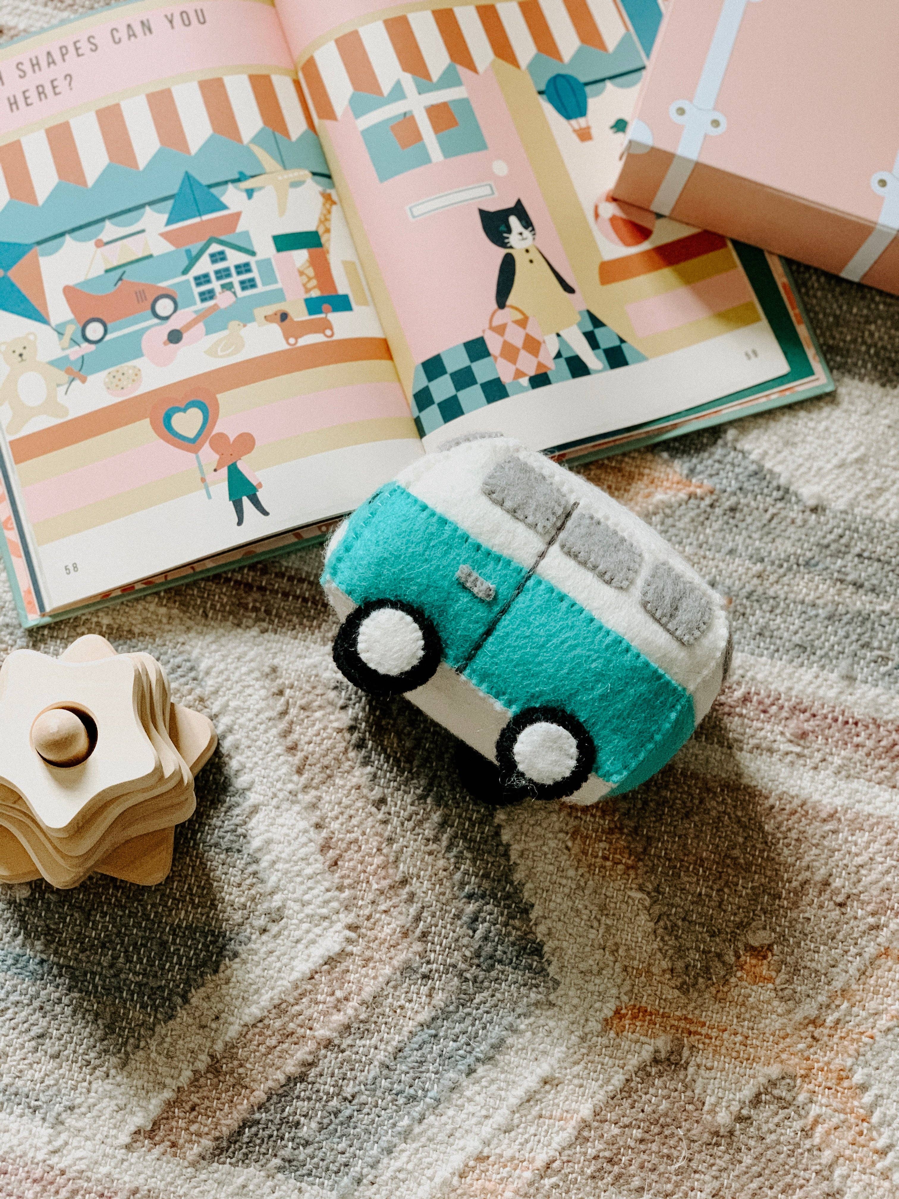 Global Goods Partners - Vente Voiture/camion miniature – enfant - Jouet van hippie en feutre2
