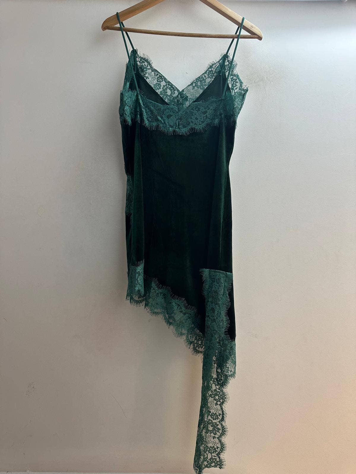 LORIANE – Vestido - Mulher por atacado – 7439V Vestido curto assimétrico de alças em veludo7