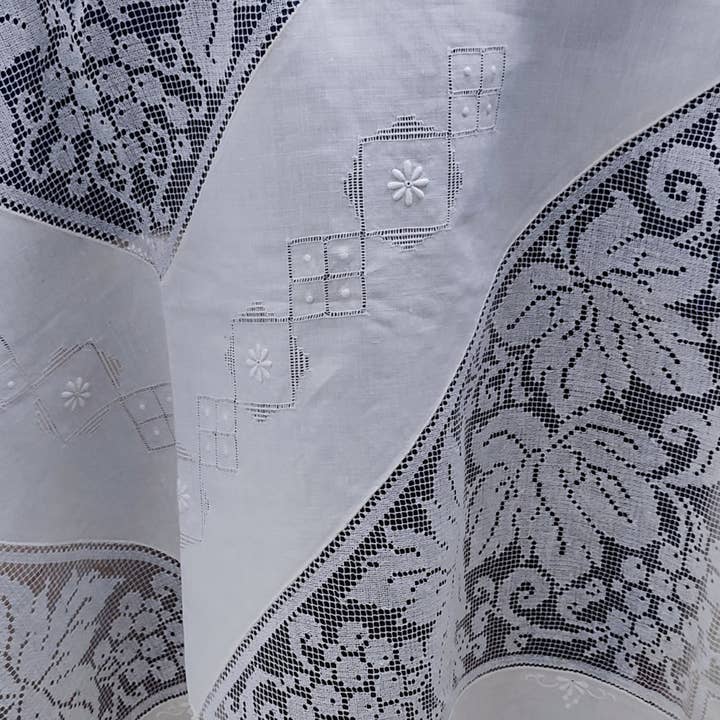 Heyfoo - Wholesale Tablecloth - Hand-embroidered linen and filet tablecloth with 12 napkins3