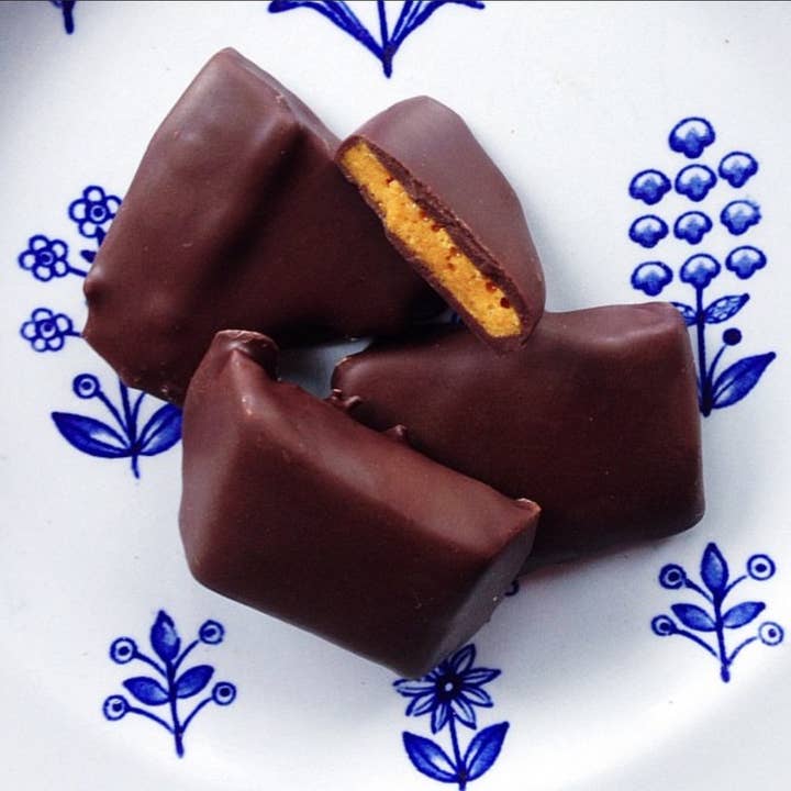 Nunu Chocolates - Wholesale Chocolate Covered Sweets - Nunu Chocolates Hokey Pokey (Sponge Candy) in Dark chocolate3