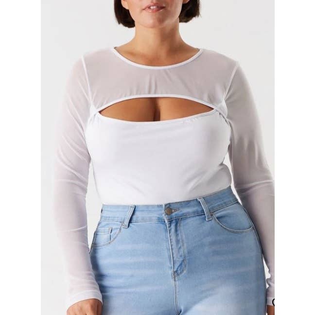 VIT PLUS BODYSUIT MED NÄT OCH URSKÄRNING VID BRÖSTET, LÅNGÄRMAD för wholesale på Faire0