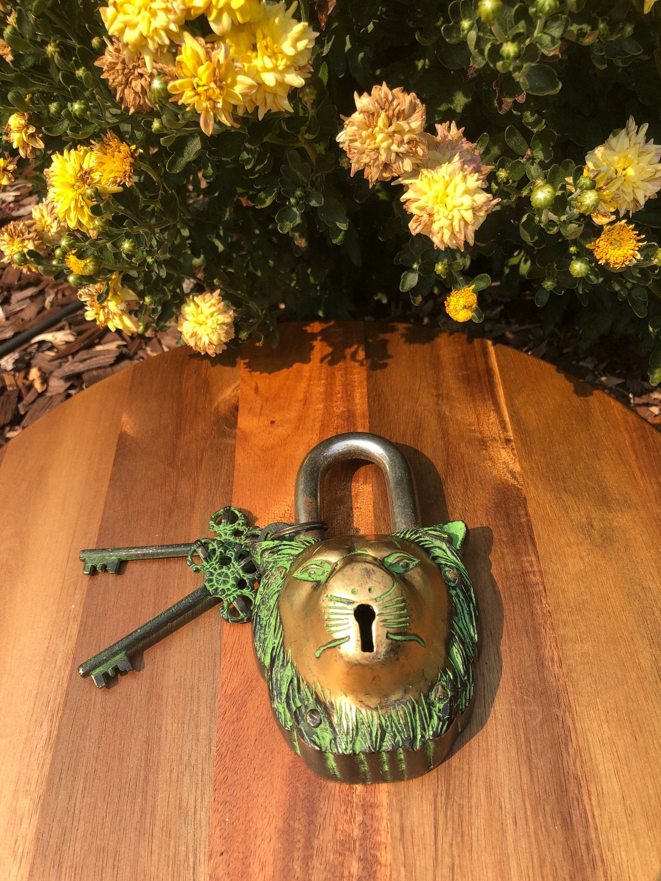 Like International - Venta al por mayor Figura decorativa - Candado de templo vintage de latón único de león4