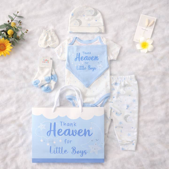 8-tlg. Hängendes Baby-Geschenkset Body Leggings Lätzchen Fäustlinge Mütze für den Großhandel von Lollipop Dreams