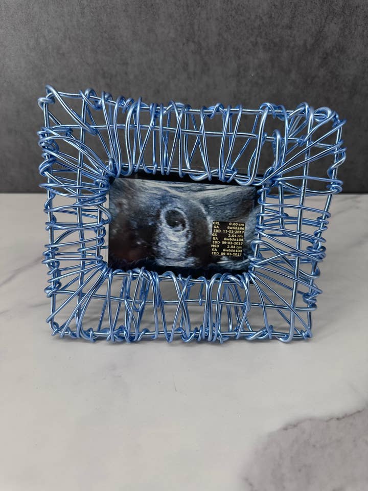 Moldura fotográfica de arame “Sono” (Para Sonogramas), Azul Gelo por atacado de Frank Steil San Francisco