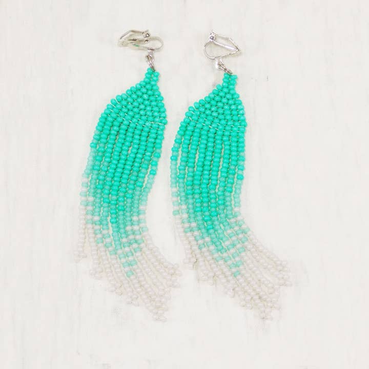 Boucles d'oreilles à pampilles menthe, franges légères, vert menthe aqua, faites à la main, bohème, inspirées des indigènes, pendantes, demoiselle d'honneur pour la vente par Ninolia