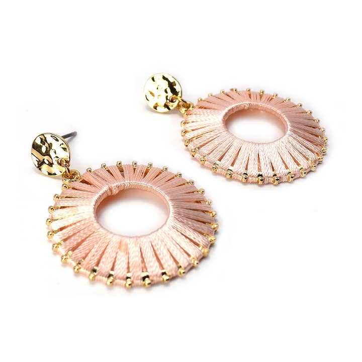 Créole ronde avec boucles d'oreilles pendantes enroulées de fil de couleur pour la vente par StarryNYC