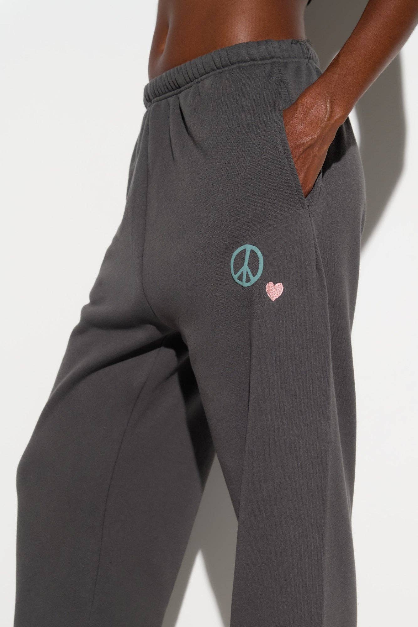 ASKA Good Vibes Sol Sweatpants för wholesale på Faire3