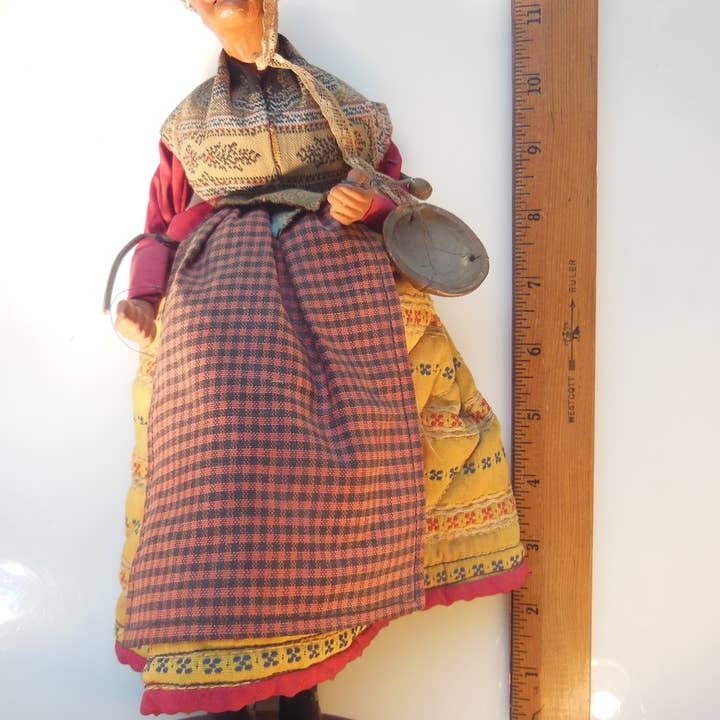 Jane A Gordon: Jewelry Art Gifts Inspiration - Vendita all'ingrosso Statuette decorative - Bambola donna anziana pre 1930 di Jouglas Depose