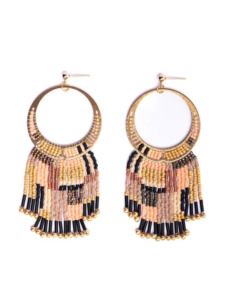 Handgeweven geschilderde oorbellen met woestijnfranjes met kralen (perzik/bruin) voor wholesale door Mayana Designs Co