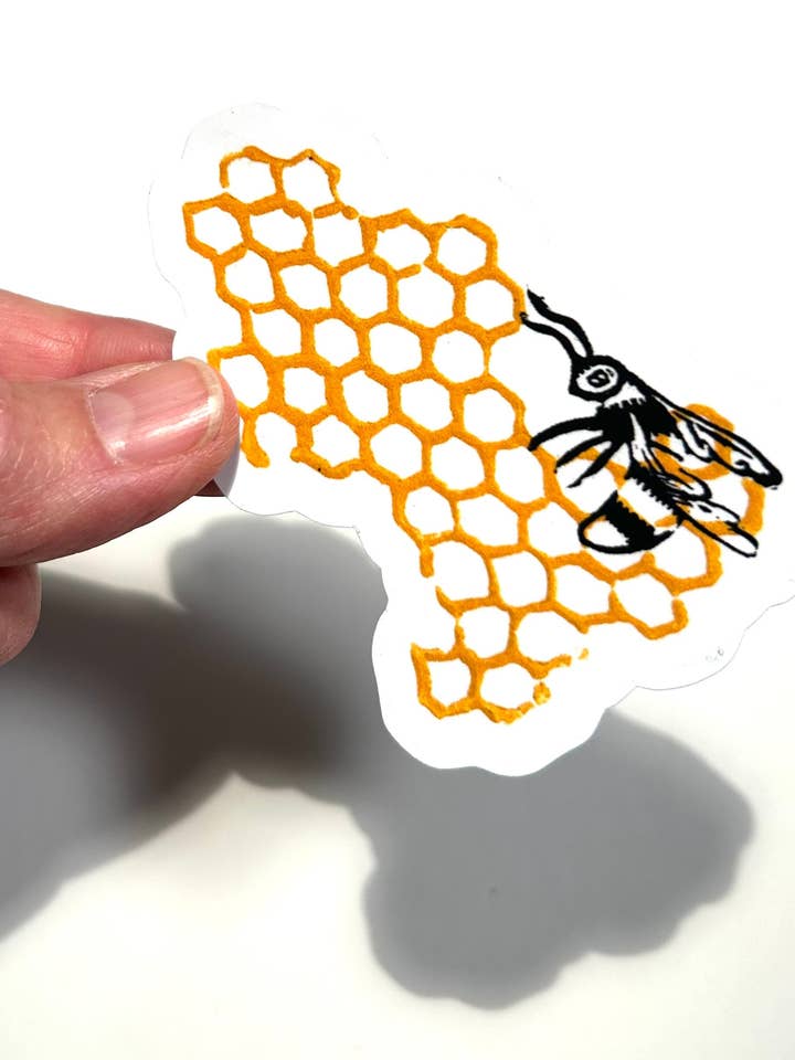 Autocollants découpés Autocollants en vinyle "Abeille et rayon de miel" pour la vente par Sue Gross Design Studio