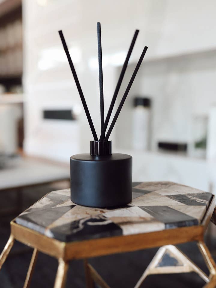 Diffuseur Elite Reed noir mat pour la vente par Green Living Candles