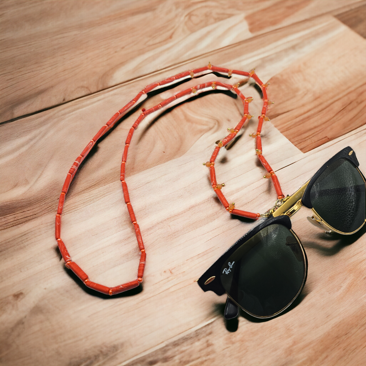 Narratives The Line - Vente Cordon à lunettes de vue / de soleil – femme - Chaîne de lunettes perles corail et breloques en laiton3