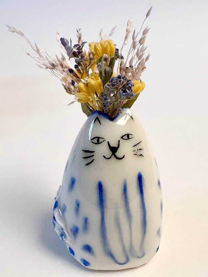 Lille Blå Kat Vase – Håndlavet Porcelæn Mini Blomstervase for engroshandel hos Dariia Dziuba