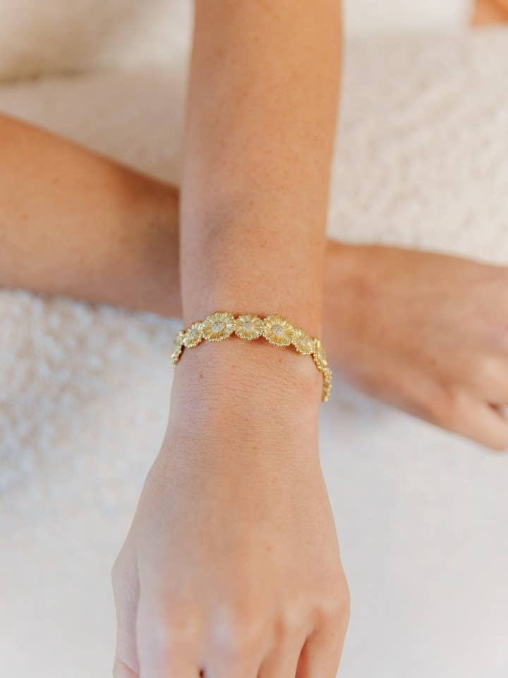 Bracelets épais dorés pour la vente par Taylor Shaye Designs