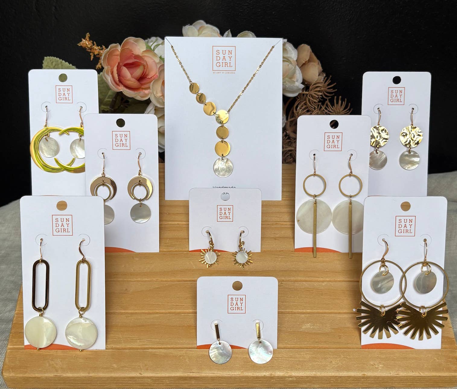 Sunday Girl by Amy DiLamarra – Engroshandel Halskæde med vedhæng – NK-417 | Paola asymmetrisk 2-Tone Geo-Chic halskæde3