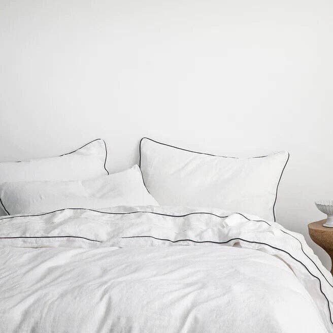 Hvid med marineblå rør - 100% ren hør eller hørbomuld | 3-delt rørdynebetræk sæt | Håndlavet | Forvasket for engroshandel hos The Tangerine Store