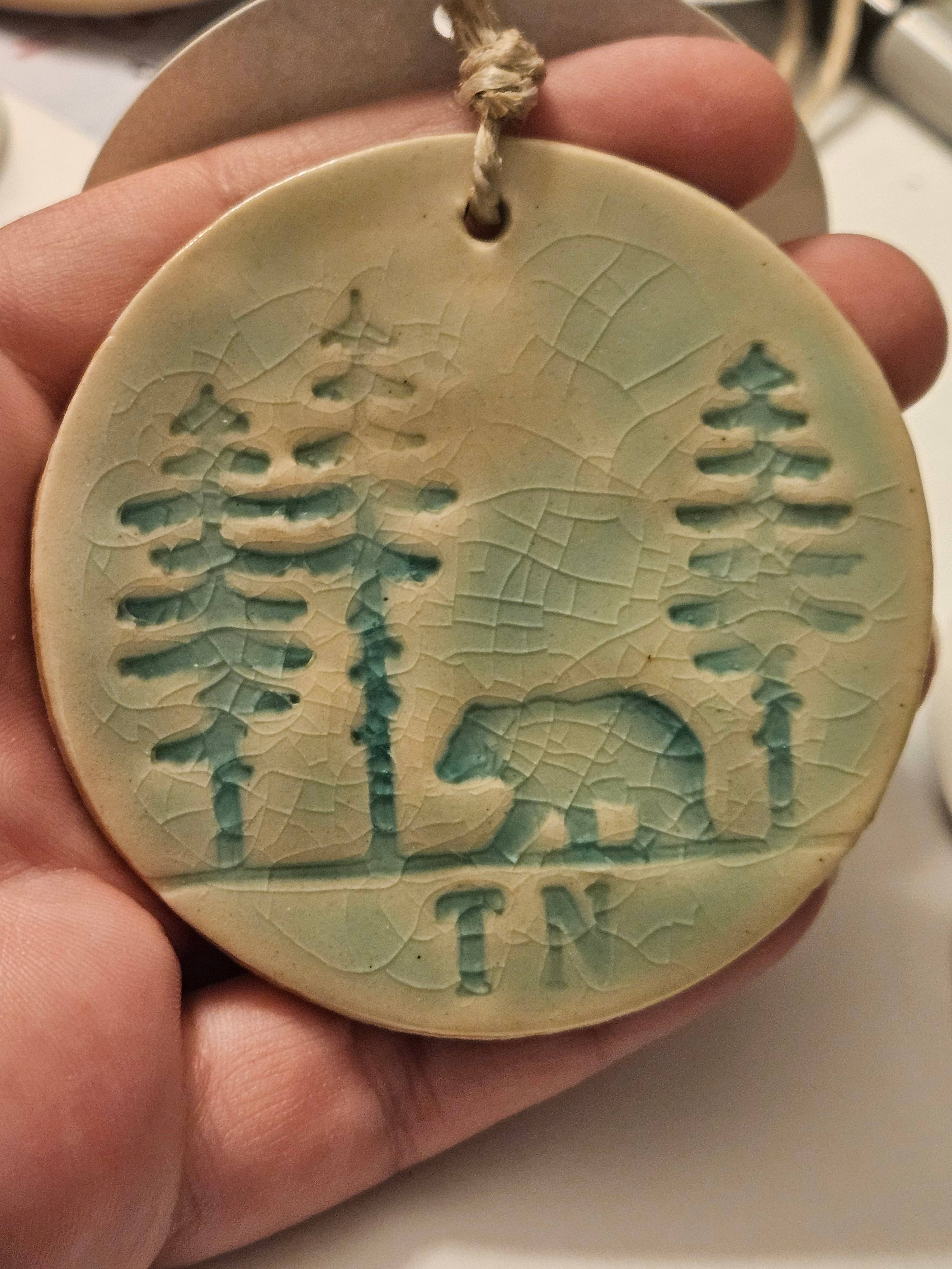 Teal Turtle Studio - Wholesale Ornament - Op maat gemaakt Misty Mountain Bear keramisch ornament aandenken2
