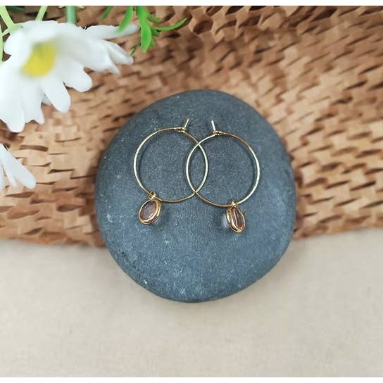 Petits anneaux en laiton avec cercle rose. pour la vente par Yemaya Collections