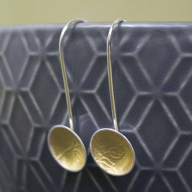 Boucles d'oreilles pendantes Coupe des Vines Dorées pour la vente par Joanne Tinley Jewellery