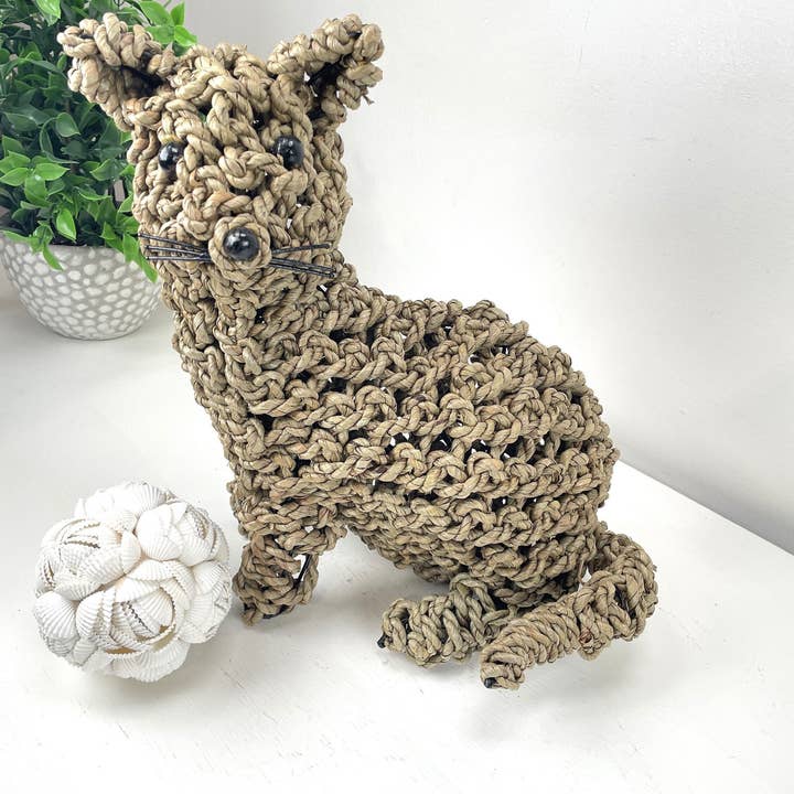 SJÖGRÄS KATTDEKORATION, Handgjord Repkattstaty, Indonesisk Rottingskattaccent för wholesale av baligood