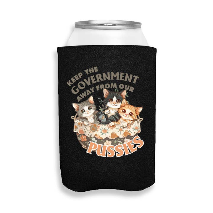 Houd De Overheid Weg Van Onze Poesjes - Blikkoeler - Zwart voor wholesale door Calm Down Caren